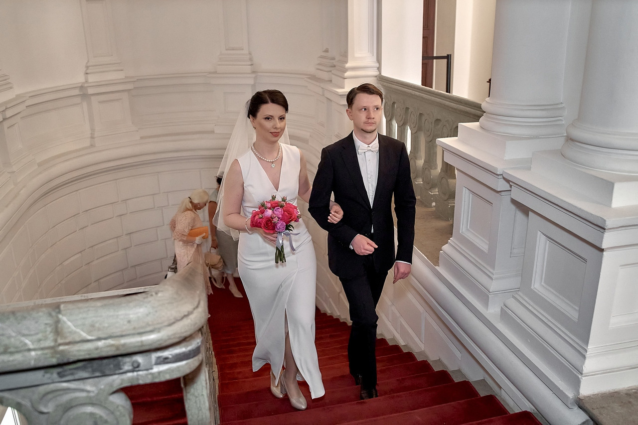 Молодожены поднимаются по лестнице - особняк Спиридонова. Свадебный фотограф в Загс в Москве Сергей Гаварос gavaros.ru