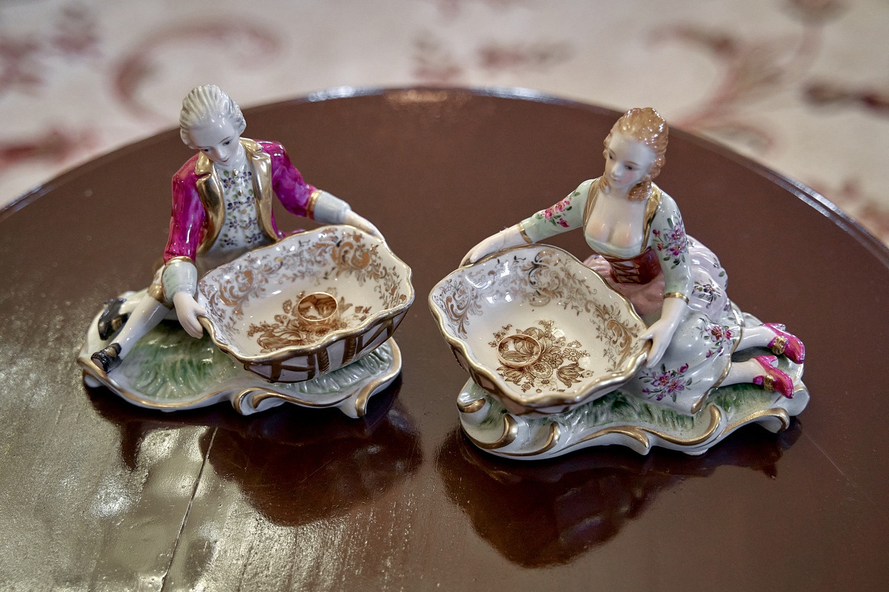 Обручальные кольца со статуэтками - Регистрация брака в Гагаринском загсе  Свадебный фотограф в Загс в Москве Сергей Гаварос gavaros.ru