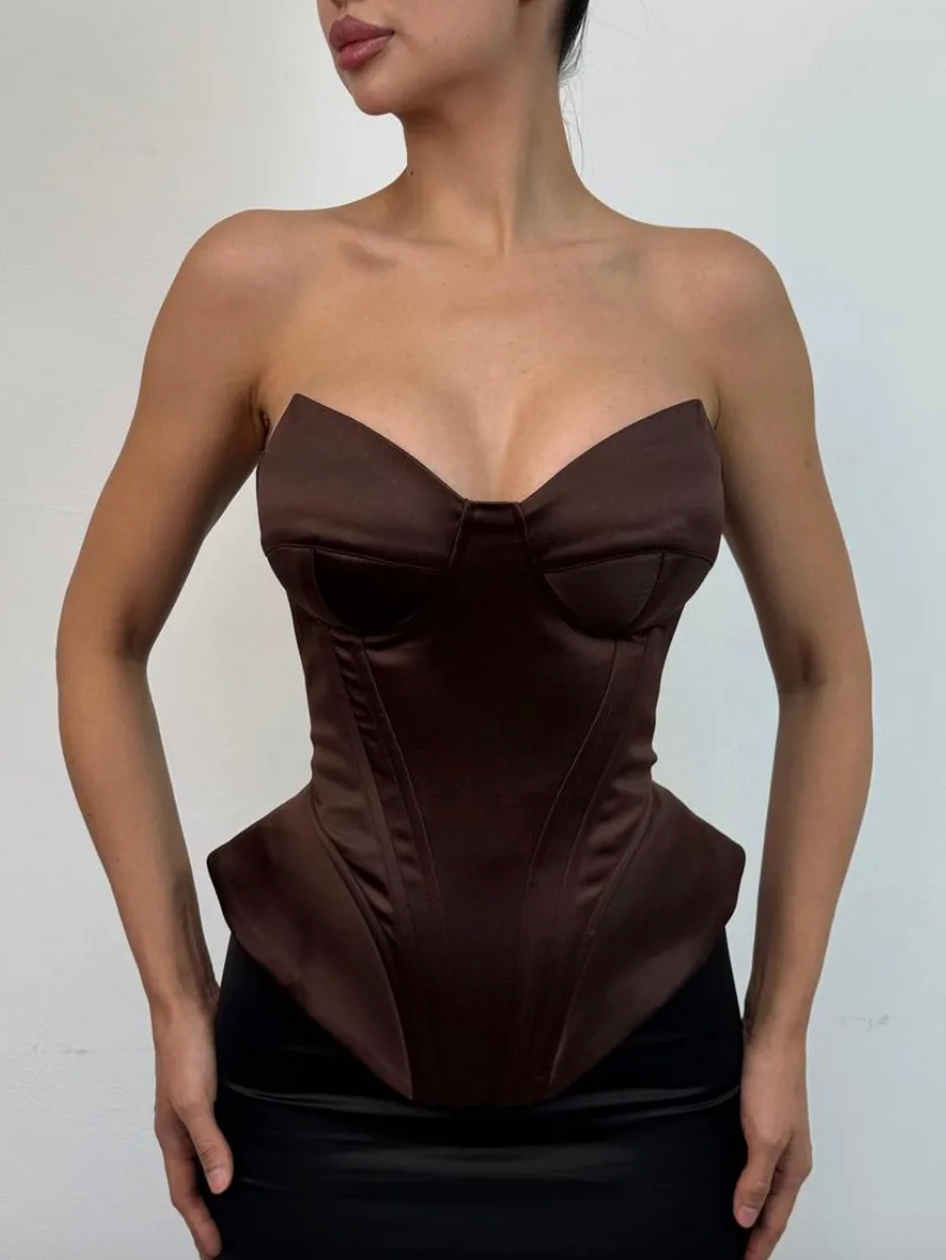 Корсет коричневый с чашками. Лиза Бродская — фотограф в Москве