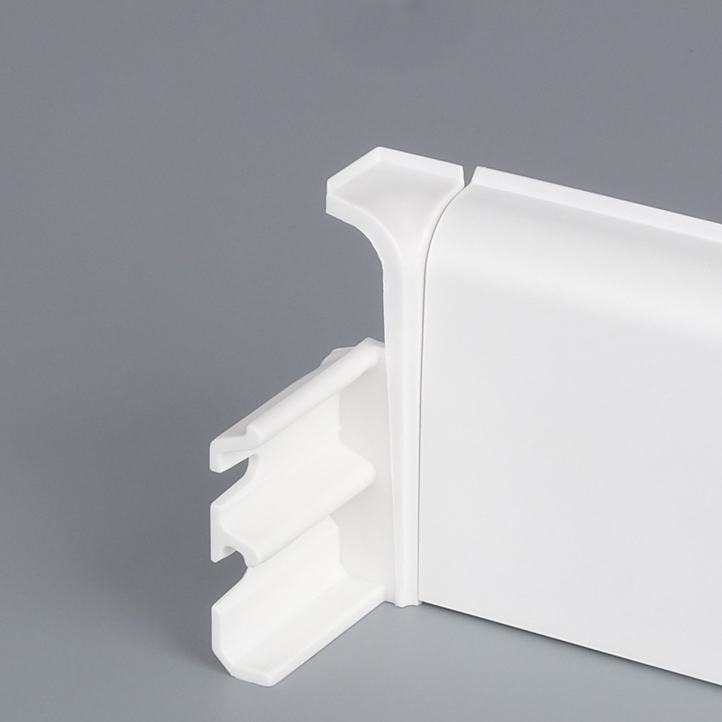 Уголок белый пластмассовый
