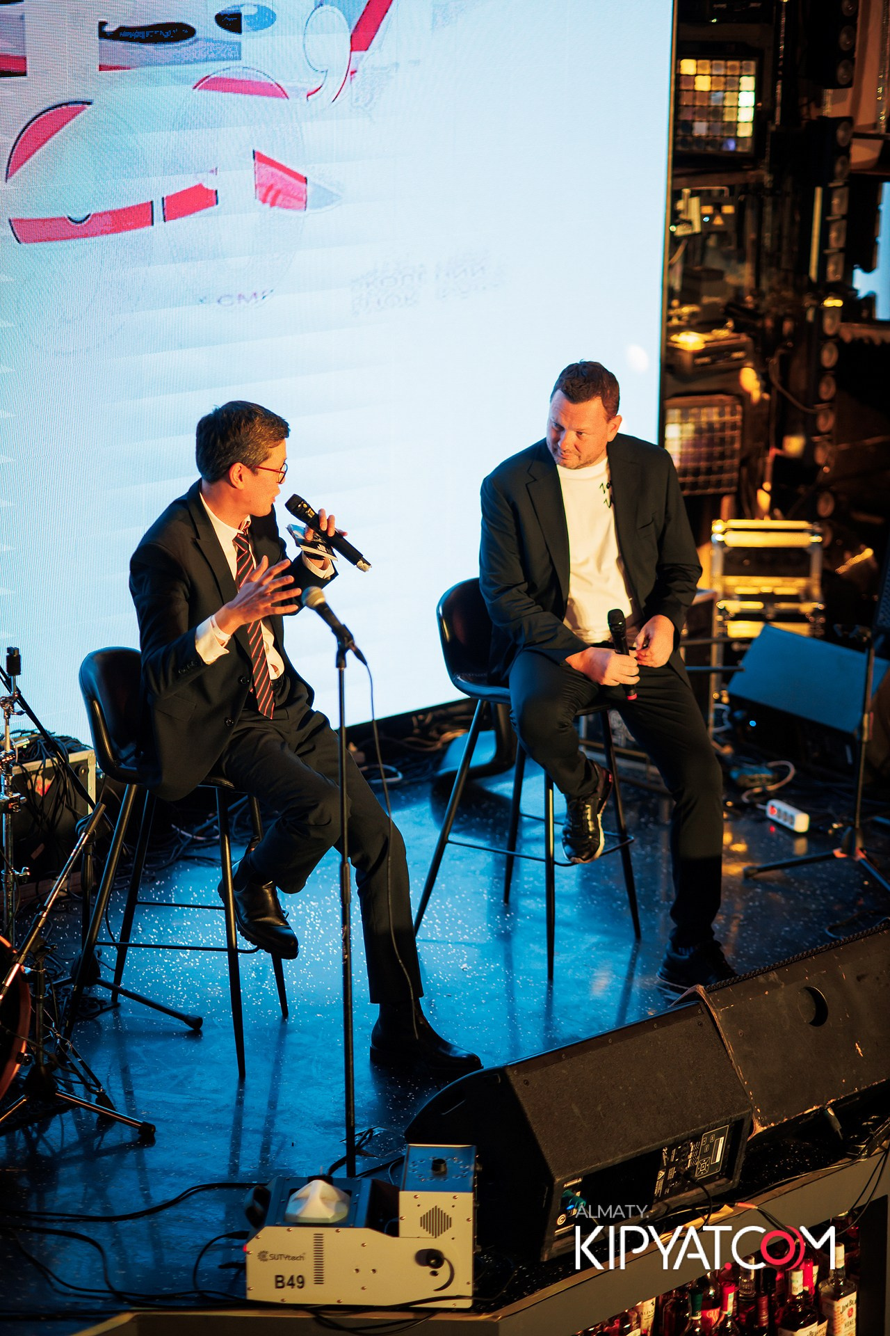 ПРЕЗЕНТАЦИЯ КНИГИ ВИКТОРА ЕЛИСЕЕВА. КИПЯТКОМ АЛМАТЫ!