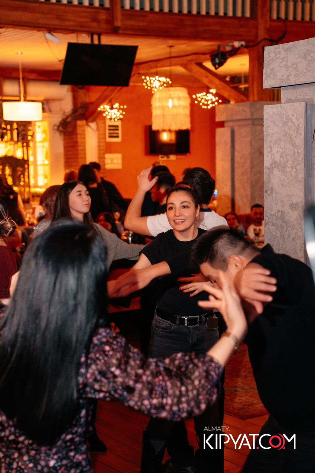 ГРУЗИНСКИЙ ДВОР НА КАБАНБАЙ БАТЫРА. КИПЯТКОМ АЛМАТЫ!