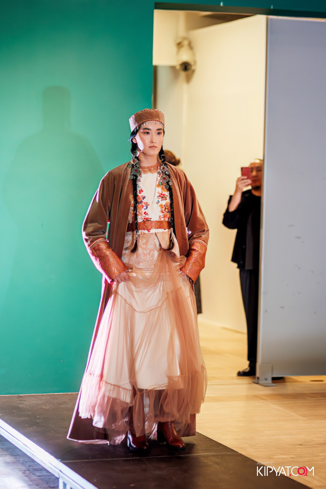 FASHION ПОКАЗ, КАЗАХСКОЙ НАЦИОНАЛЬНОЙ ОДЕЖДЫ. КИПЯТКОМ АЛМАТЫ!