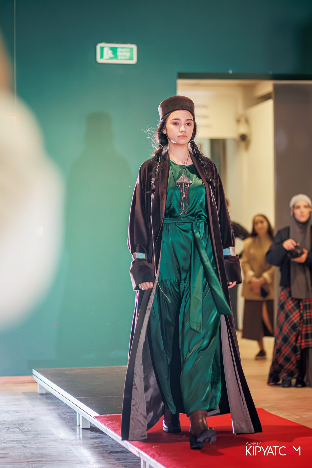 FASHION ПОКАЗ, КАЗАХСКОЙ НАЦИОНАЛЬНОЙ ОДЕЖДЫ. КИПЯТКОМ АЛМАТЫ!