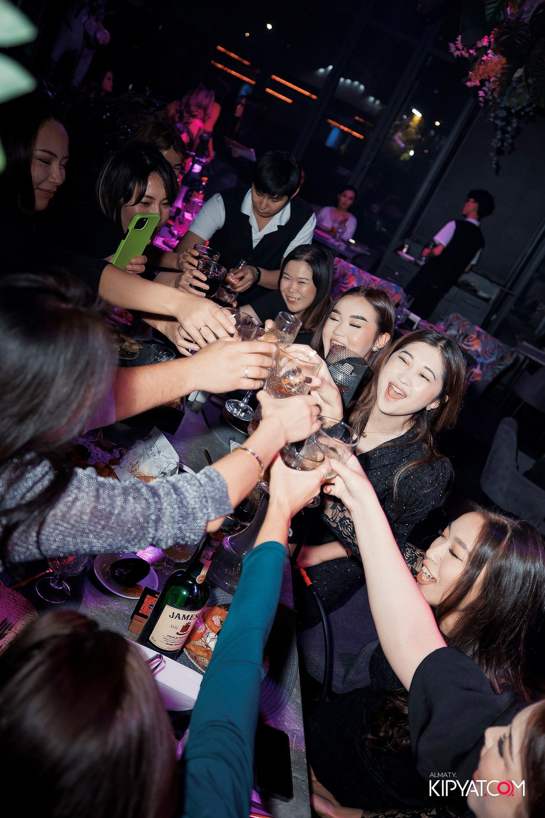 FRIENDS BAR & TERRACE. КИПЯТКОМ АЛМАТЫ!