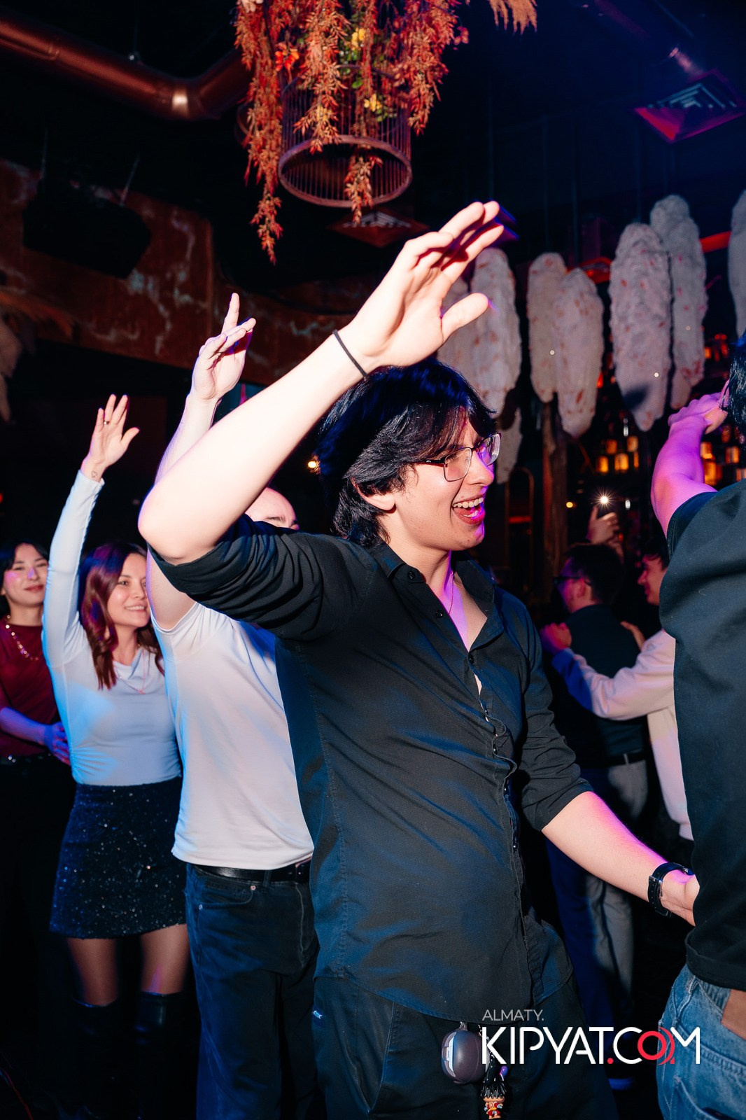 БАР ПАНАЕХАЛИ НА ТОЛЕ БИ. КИПЯТКОМ АЛМАТЫ!