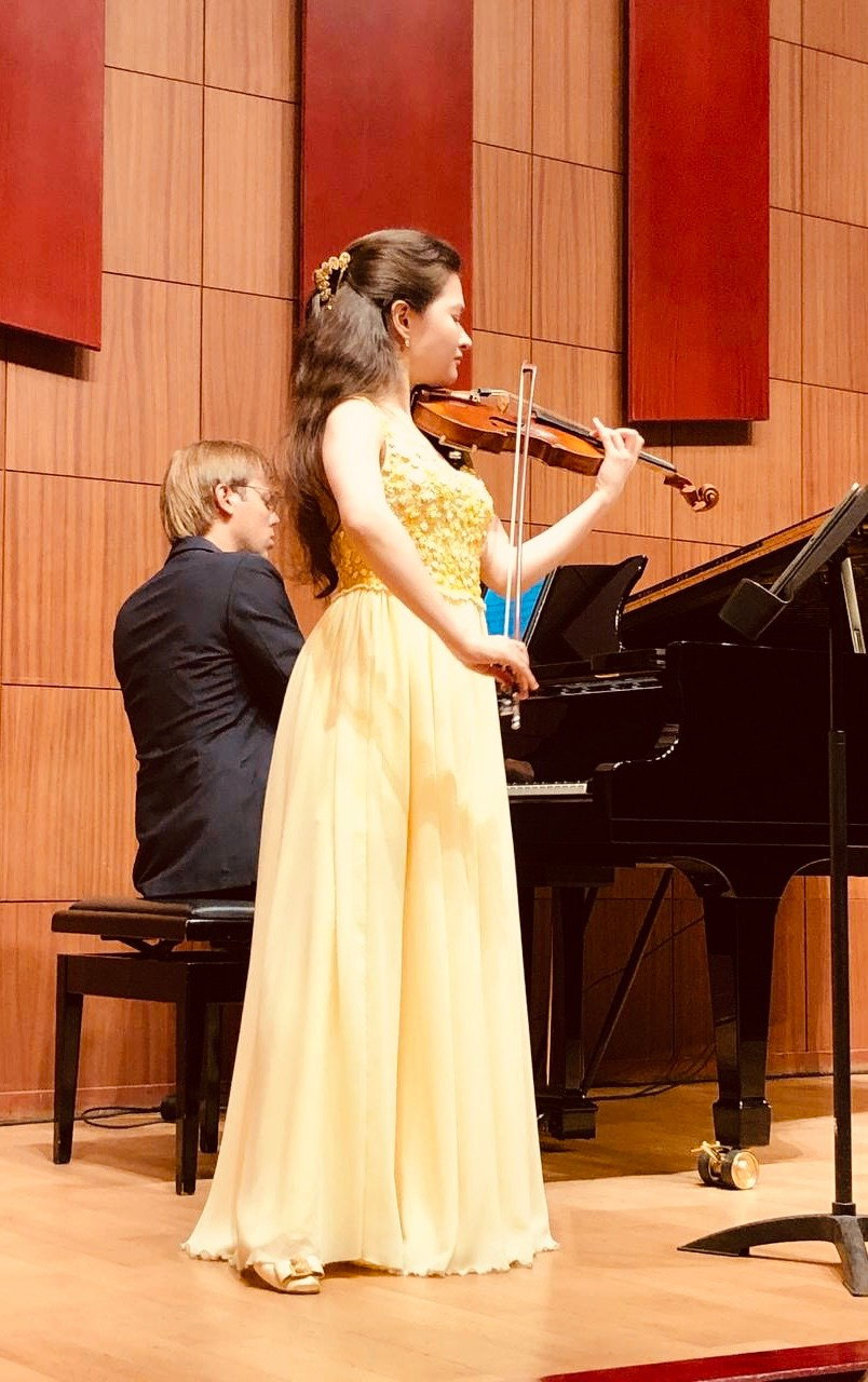 На сцене. Скрипачка Анна Савкина