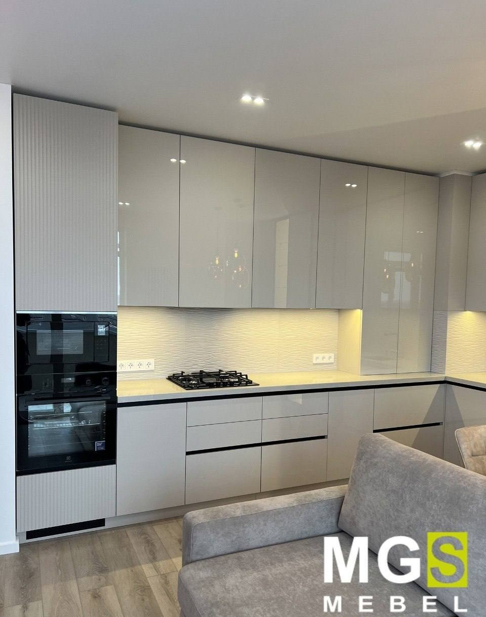 Глянцевые кухонные фасады в светлом цвете
