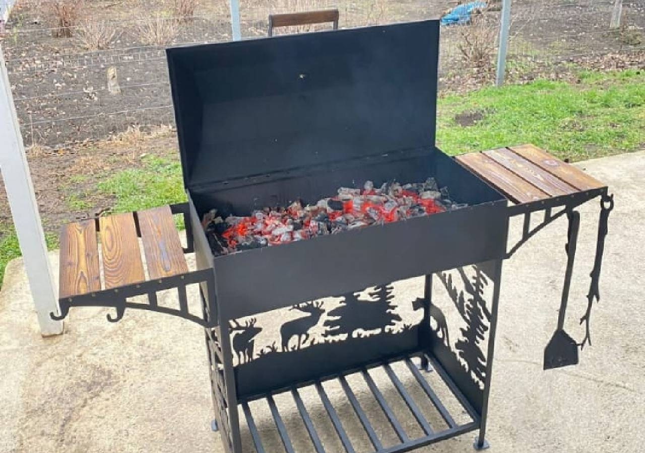 Универсал с резным рисунком и крышкой барбекю. Купить / заказать мангал для дома в Краснодаре от производителя «Мангал Мастер»