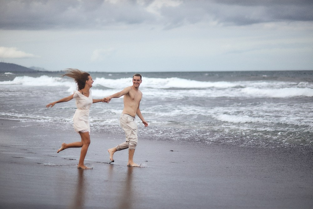 Фотосессия Love-story на пляже с черным песком на Бали