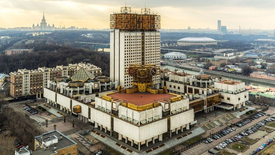 Фотосессия на московской улице — сталинская архитектура