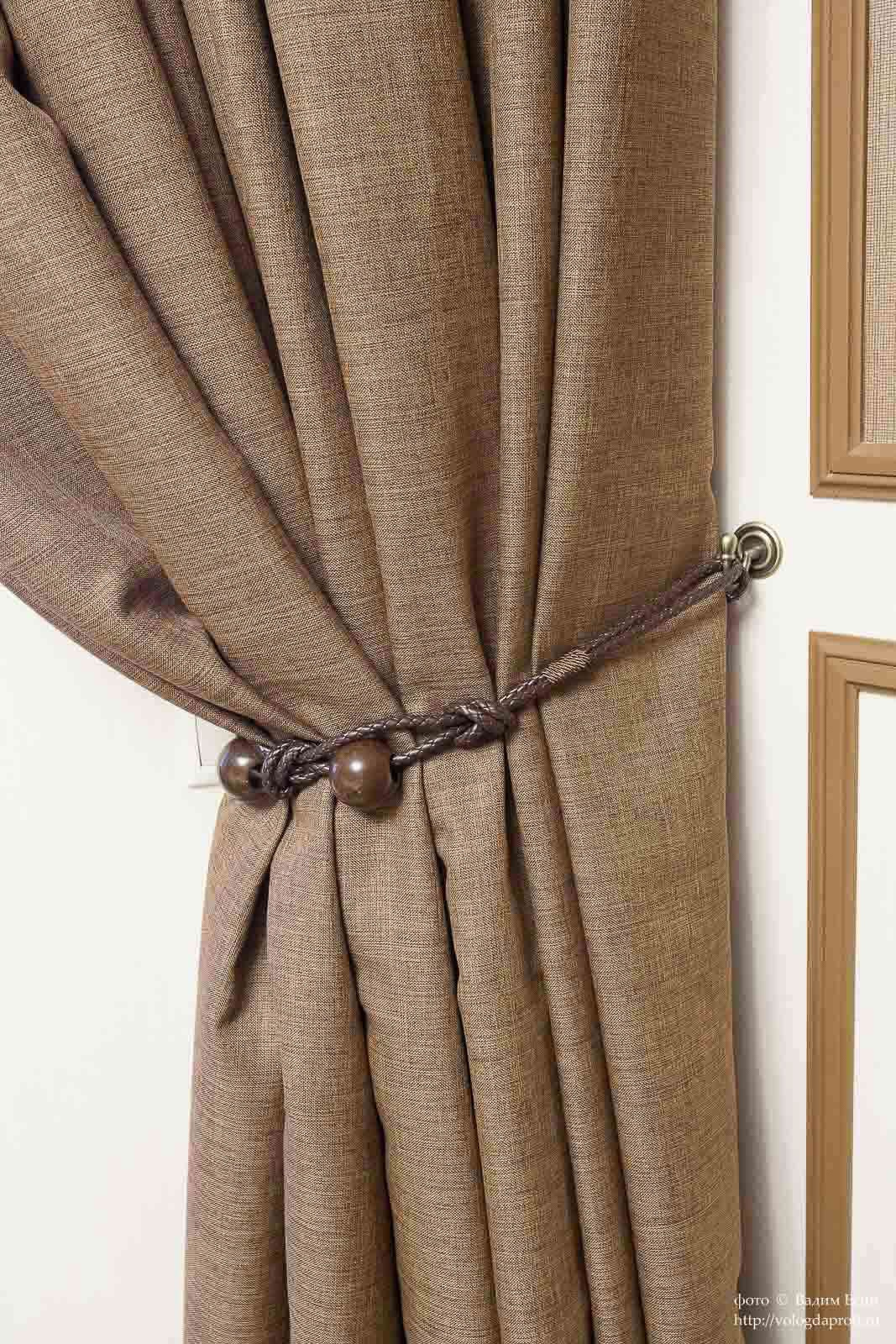 Крупный план штор в интерьере квартиры в Вологде, деталь текстиля на карнизе.