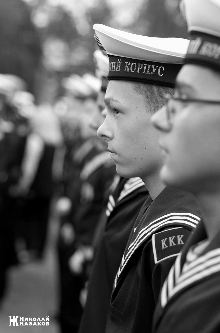 Монохромный портрет юного кадета Кронштадского морского кадетского военного корпуса во время присяги.
