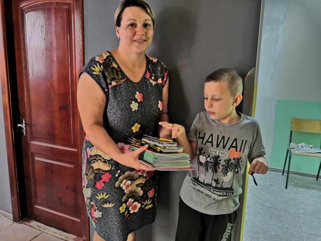 Первый раз в первый класс: как здорово идти в школу с новыми друзьями и полным ранцем! 🎒✨