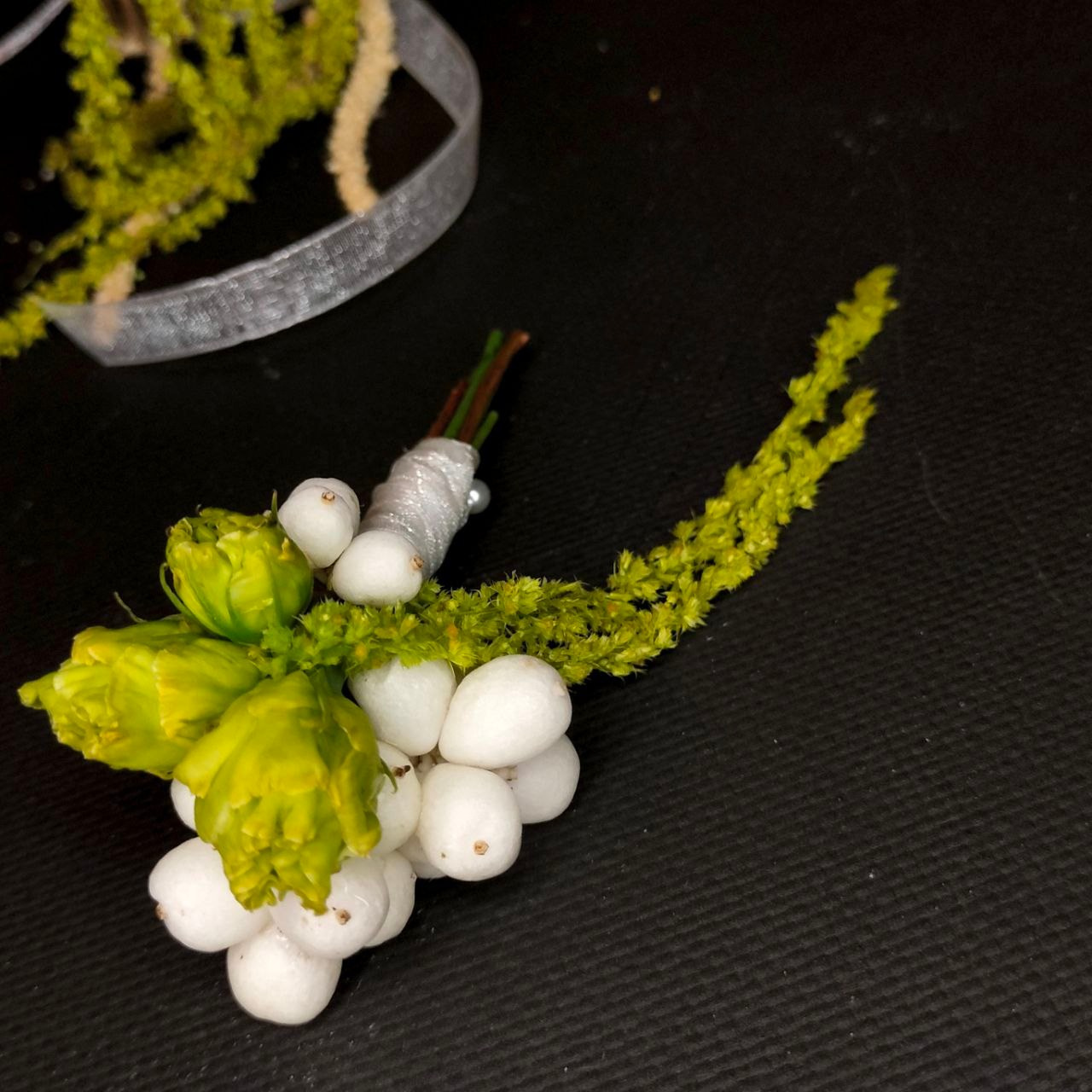 Осенний, авторский букет для невесты. Повтору точь в точь не подлежит. В составе работы антуриумы, стабилизированный амарант, 2 вида роз, тилапия, листья дуба, бордовый букет невесты, красный букет невесты, алый букет невесты, невеста осени, Букет невесты на заказ, букет для невесты Москва, свадебный флорист, флорист на свадьбу, сборка букета на свадьбу, ручная работа, букет для невесты ручной работы, букет невесты ручной работы. бутоньерка жениха в подарок,  современный букет невесты