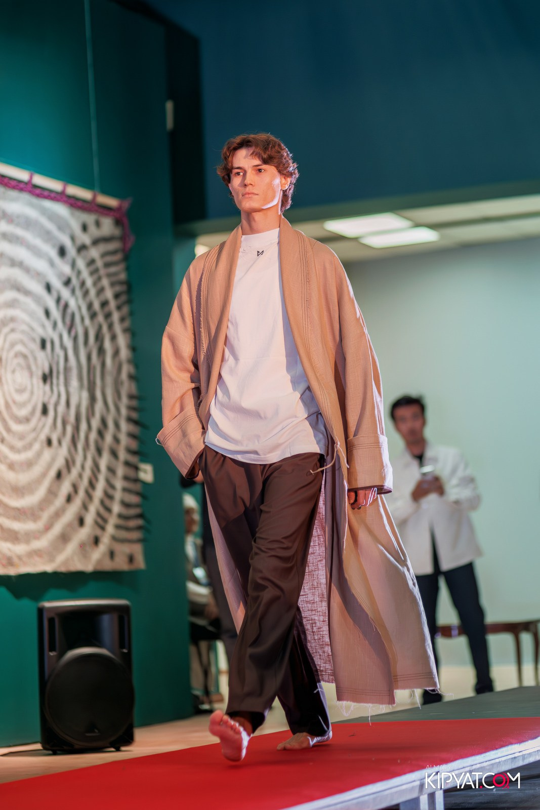 FASHION ПОКАЗ, КАЗАХСКОЙ НАЦИОНАЛЬНОЙ ОДЕЖДЫ. КИПЯТКОМ АЛМАТЫ!