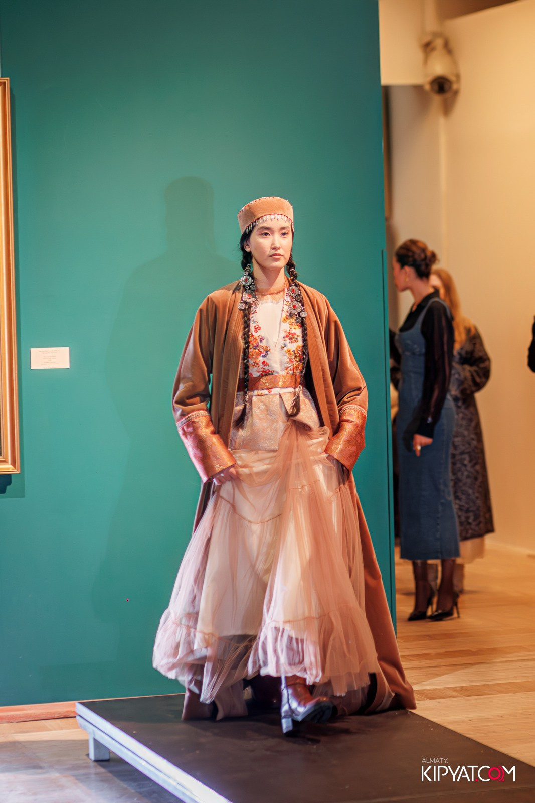 FASHION ПОКАЗ, КАЗАХСКОЙ НАЦИОНАЛЬНОЙ ОДЕЖДЫ. КИПЯТКОМ АЛМАТЫ!