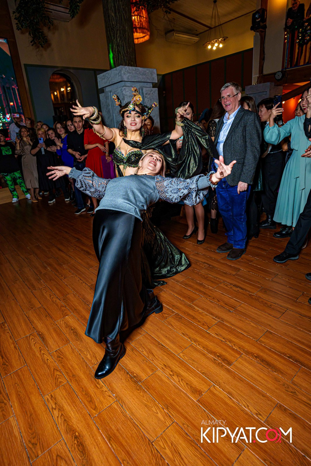 ГРУЗИНСКИЙ ДВОР НА КАБАНБАЙ БАТЫРА. КИПЯТКОМ АЛМАТЫ!