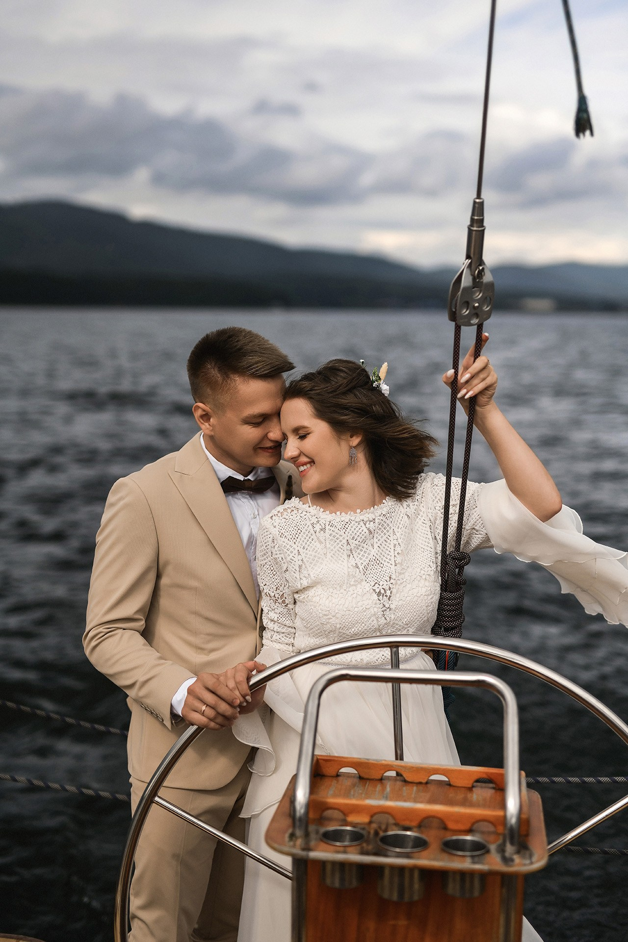 🌿 Влад и Влада — романтичная свадьба в лесу и на яхте | Камерная церемония в Красноярске. 📸 Свадебный и семейный фотограф в Красноярске Тихомиров Евгений | 17 лет опыта | 800+ свадеб