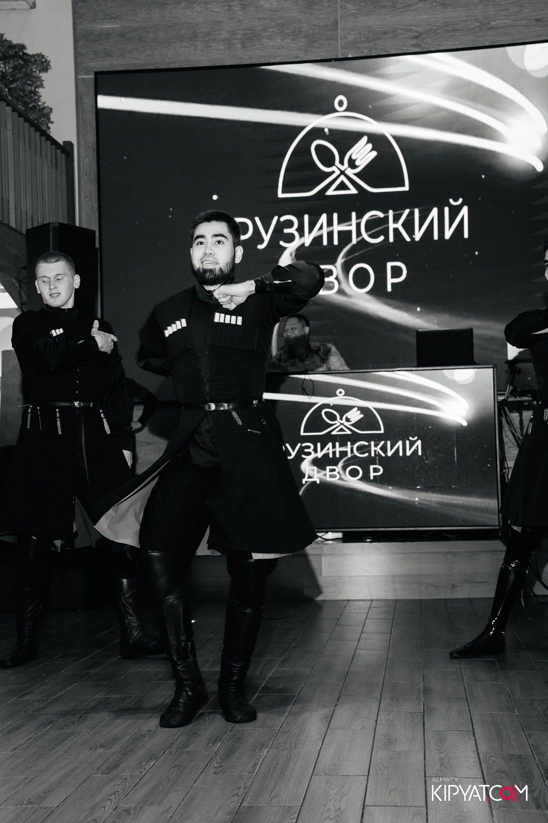 ГРУЗИНСКИЙ ДВОР НА КАБАНБАЙ БАТЫРА. КИПЯТКОМ АЛМАТЫ!