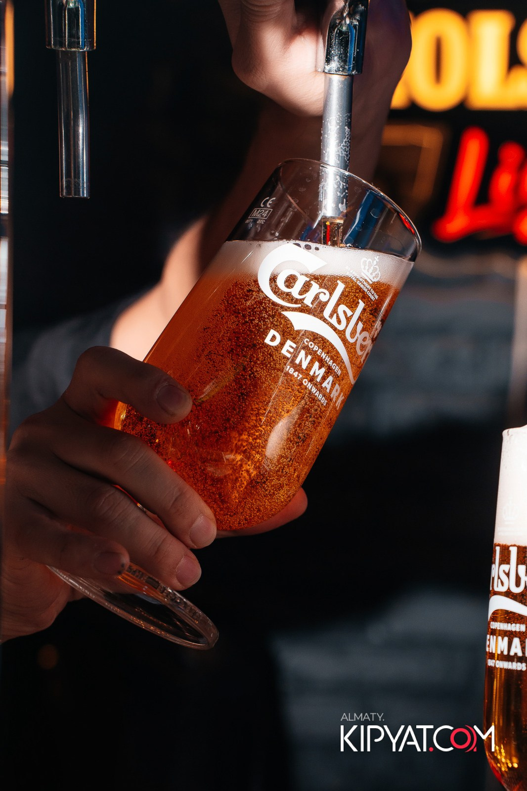 БАР ПАНАЕХАЛИ НА ТОЛЕ БИ. КИПЯТКОМ АЛМАТЫ!