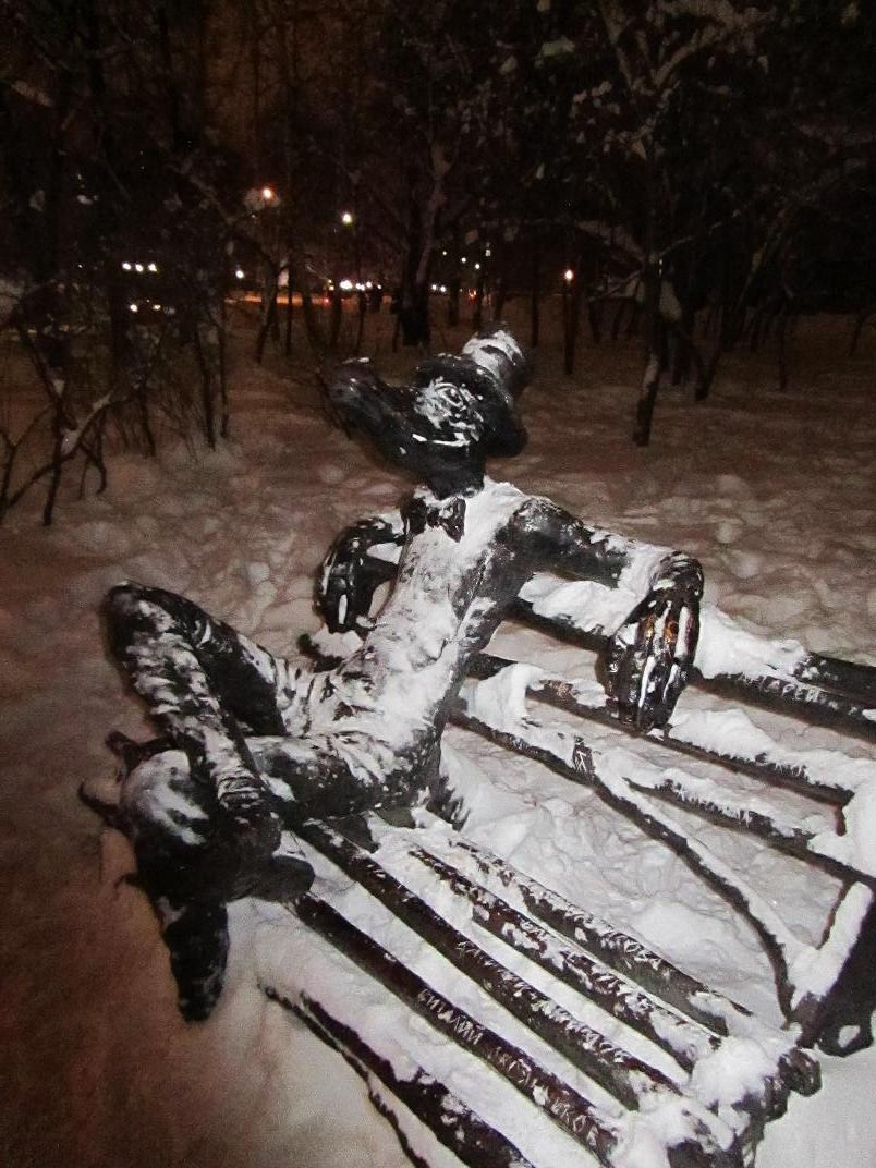 Крокодил на лавочке