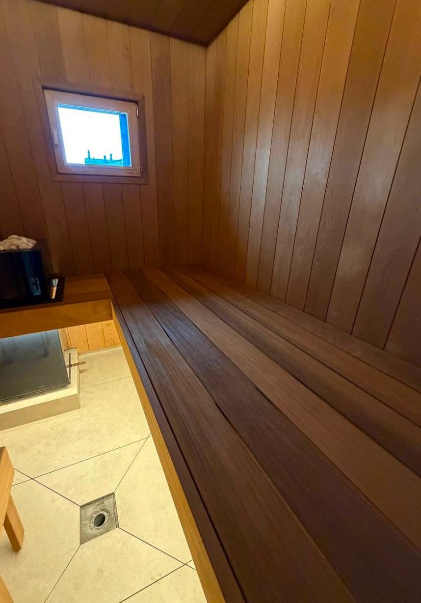 Сауна в Велигонтах для TopKamin: широкая термоольха, массивное можжевеловое панно и стильная электрокаменка Sangens в стекле 🔥. SaunaTopMasters