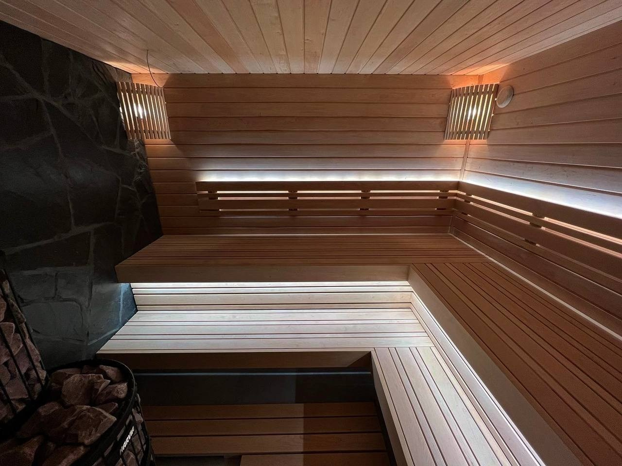 Эксклюзивная парная в Мендсарах из разнокалиберной светлой ольхи и шунгита, а внутренняя топка только усиливает эффект контраста. SaunaTopMasters
