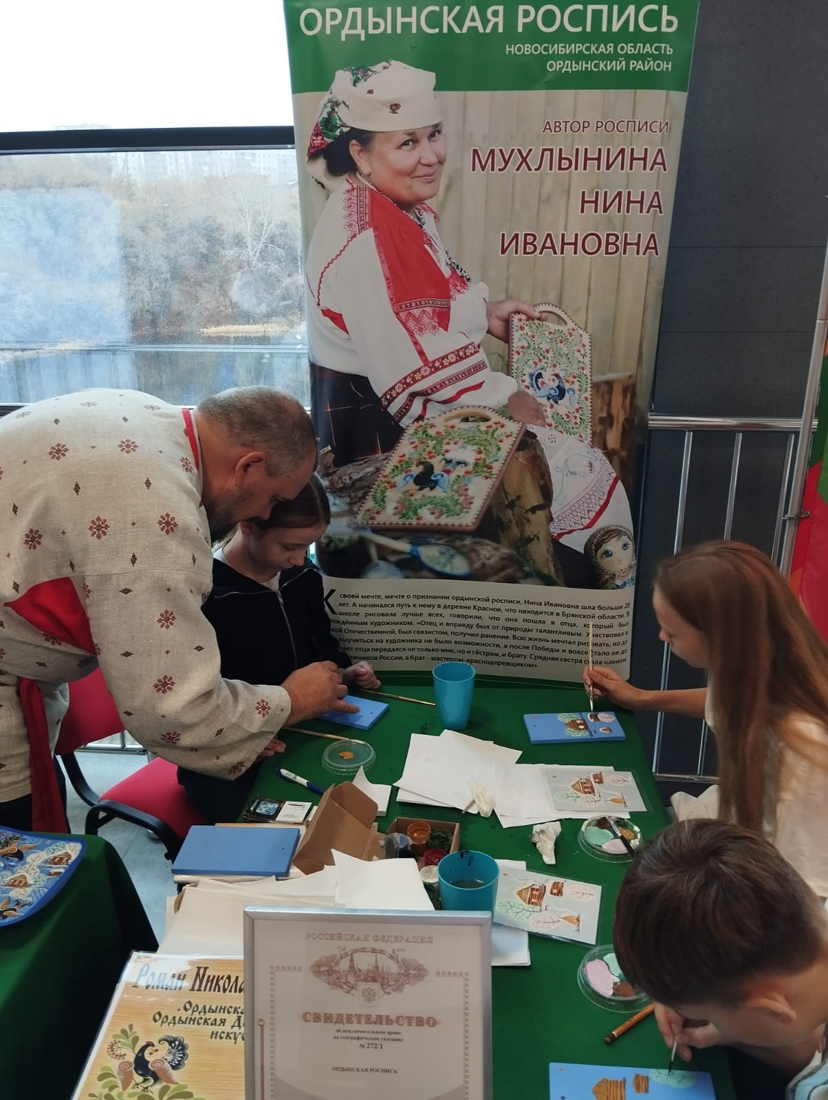 На фестивале в честь Дня народного единства. Сувениры и подарки с Ордынской росписью | Новосибирск