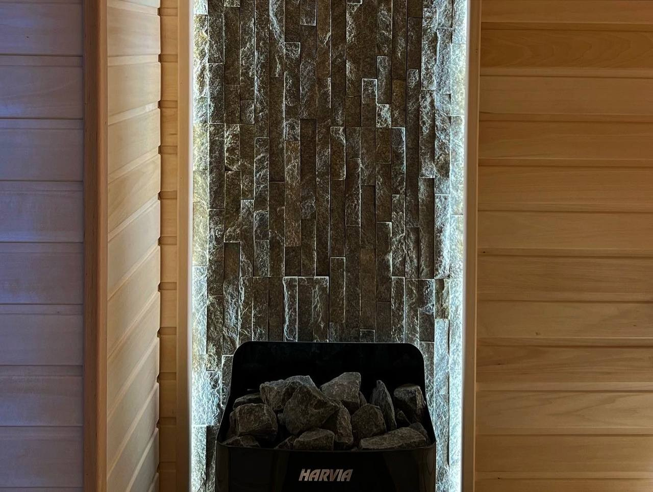 Сауна на морских террасах из осины и африканского абаши. Вертикальная укладка натурального камня-редко, но эффектно. SaunaTopMasters