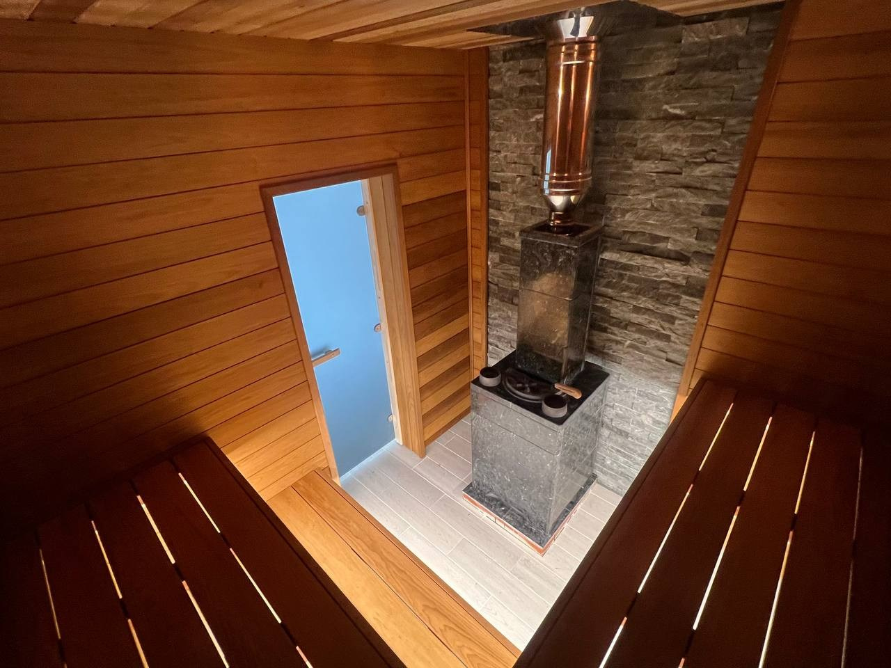 Баня в Мельничном Ручье на базе каменки Технолит из термоосины и пестрого канадского кедра, придающего неповторимый аромат во время парения. SaunaTopMasters