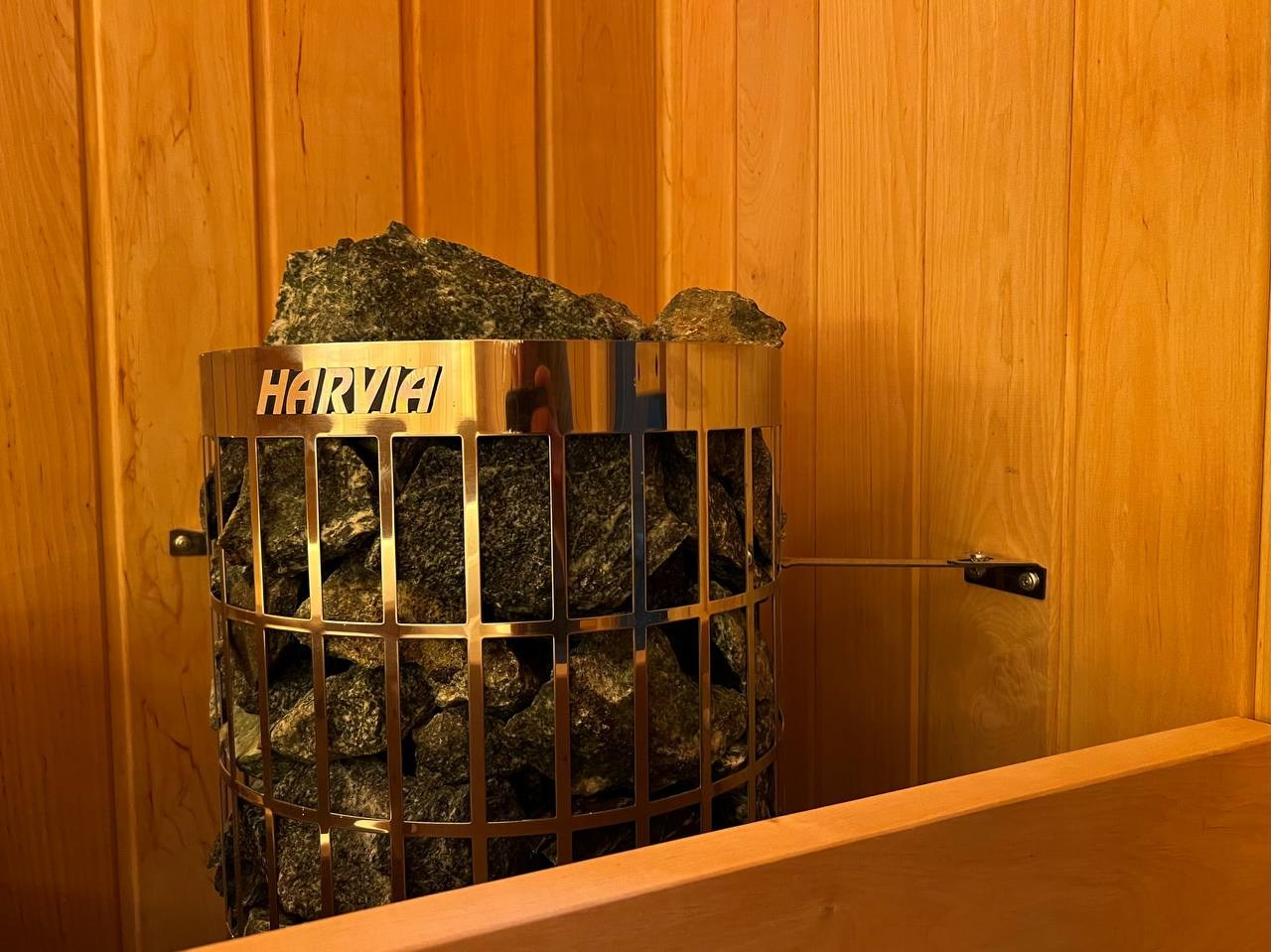 Уютная сауна на Петроградке из белорусской ольхи с можжевеловым панно, винтажными светильниками и паром от Harvia Cilindro. SaunaTopMasters