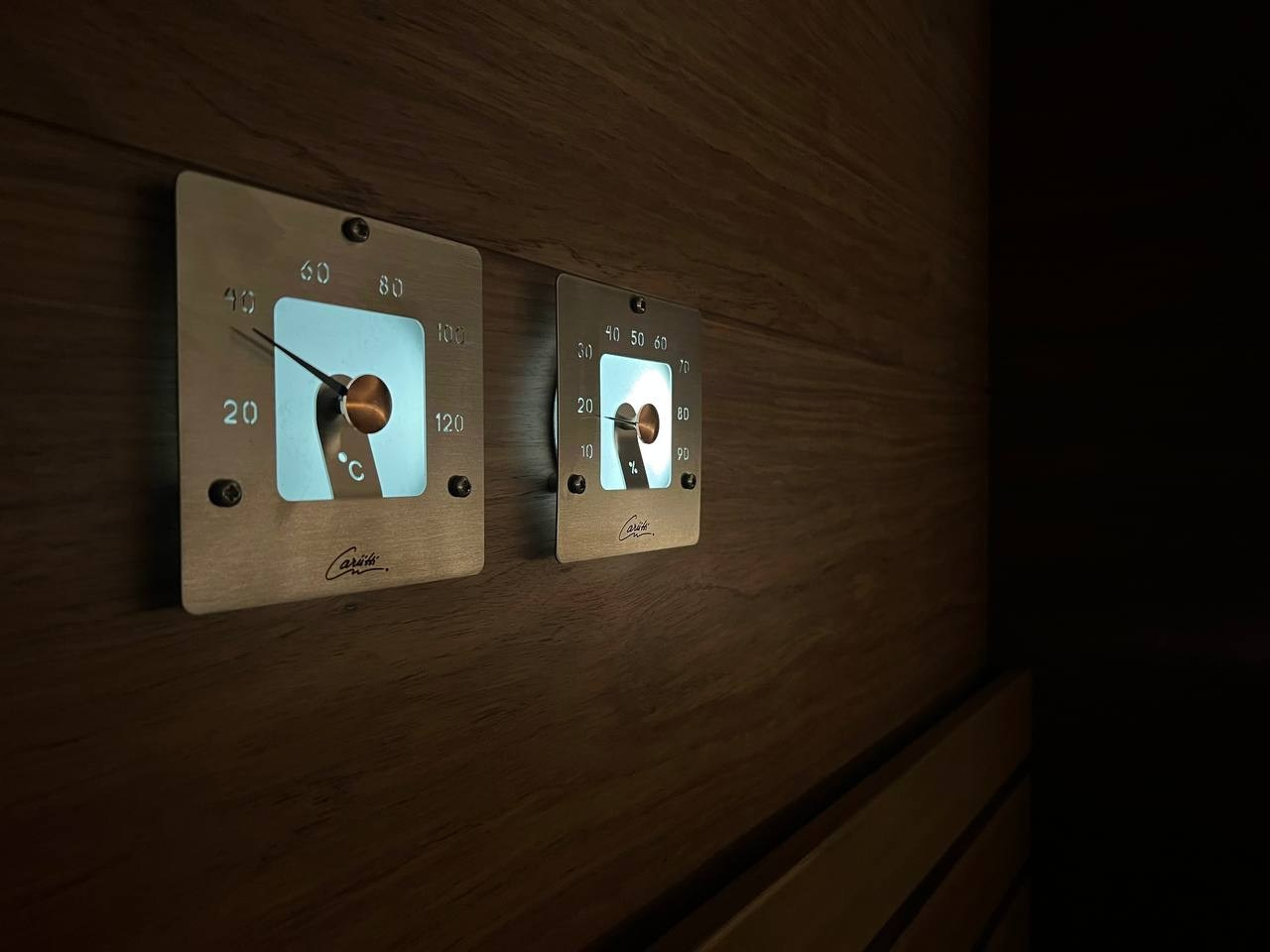 Парная для жителей дома на Крестовском. Уникальный проект, не имеющий аналогов. Панели в на стенах и потолке, канадский кедр, огромный EOS. SaunaTopMasters