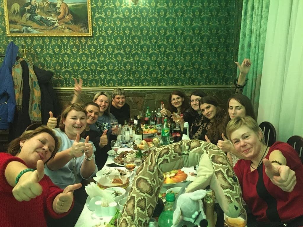 Вечер для мамы: танцы, песни и тепло друзей в уютной атмосфере ✨🎶