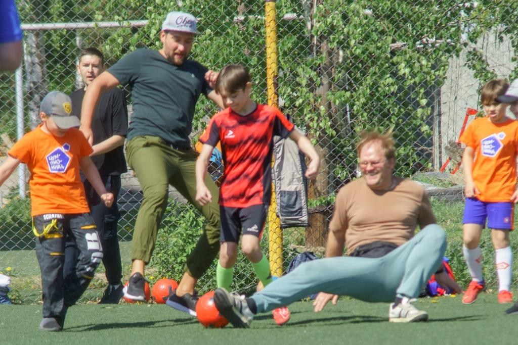 На фотографии запечатлен момент напряженной борьбы на футбольном поле. Автор фотограф: Додров. Ph: dodrov.