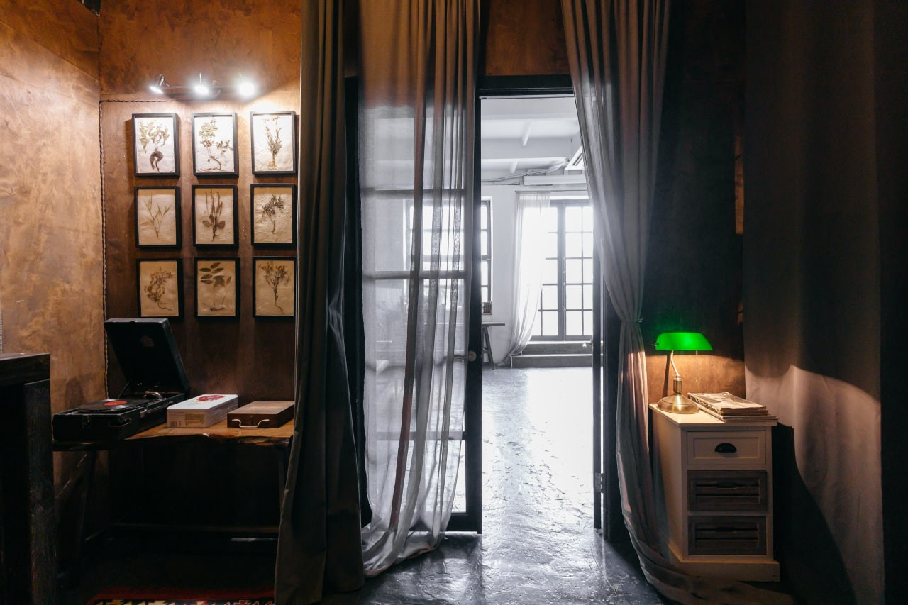 На этом фото представлен интерьер и оборудование фотостудии Наше место, вход в зал.