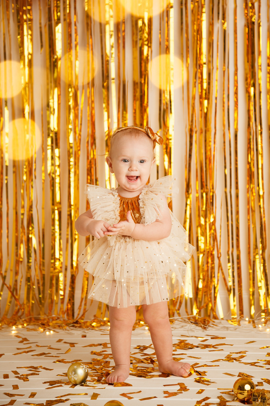 новогоднее фото на золотом фоне в фотостудии для малышей