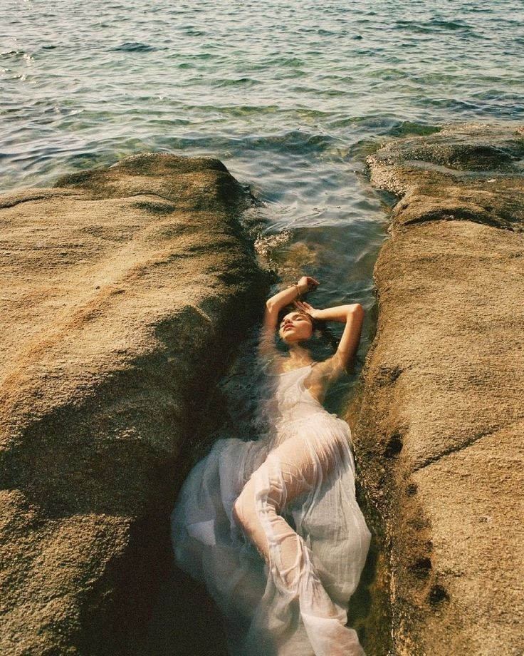 Идеи для фотосессии на море в воде креативные