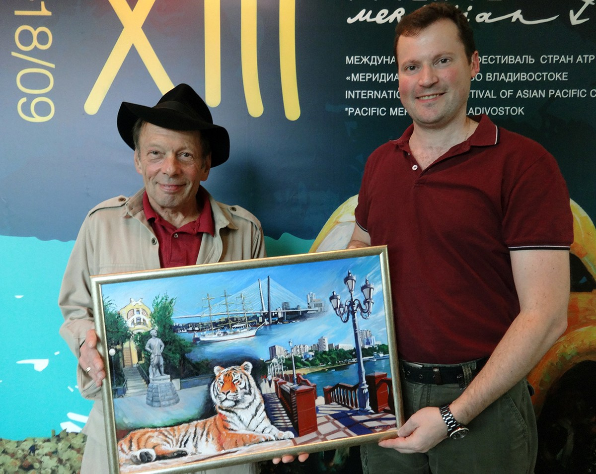 Сегодня состоялась моя встреча с Роком Бриннером, он получил в подарок картину от меня, и остался очень доволен)) Я получил  приятное общение и впечатление))) 16.09.2015 "Мой Владивосток", 40х60, холст.масло, 11-22.08.2015 