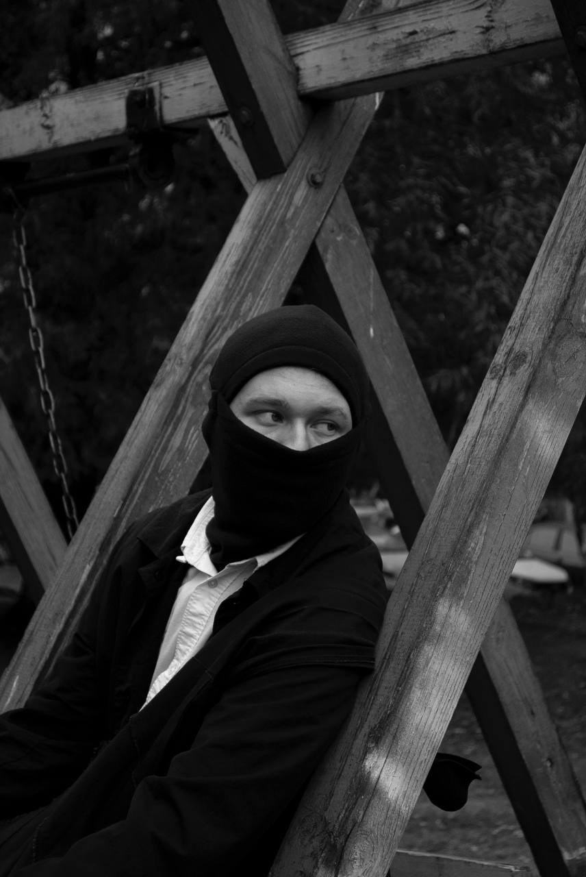 Уличная съемка — Иван. Портретный фотограф в Орле. Готовые фото за 3 дня! Помощь в позировании. Советы по организации