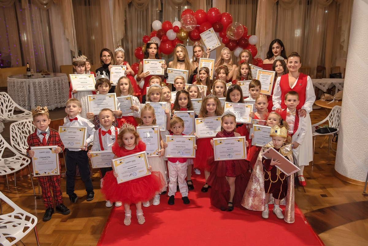 Выпускной в детской школе моделей HAPPYkids 2024. Семейный и коммерческий фотограф в Сочи Александр Бодунов