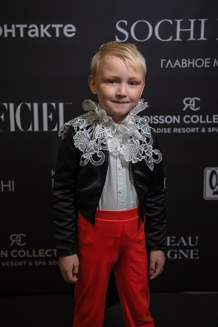 SochiFashionWeek2024 дизайнер Анохина Светлана. Семейный и коммерческий фотограф в Сочи Александр Бодунов