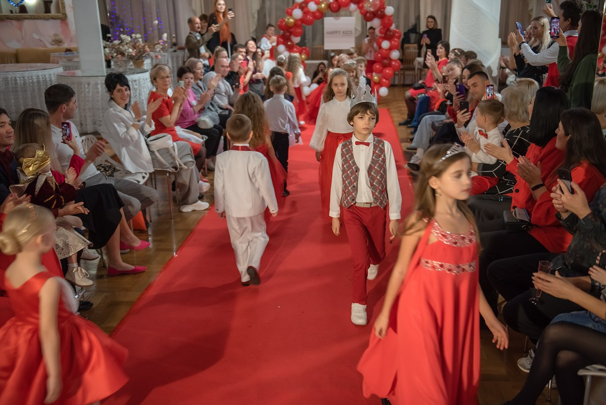 Выпускной в детской школе моделей HAPPYkids 2024. Семейный и коммерческий фотограф в Сочи Александр Бодунов