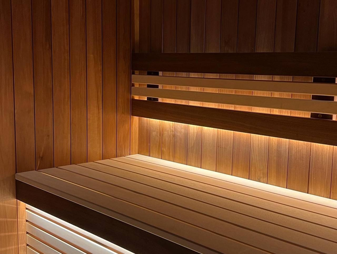 Просторная сауна в Киришах: термоосина, абаши, термоабаши, разные сценарии освещения и панорамная входная группа. SaunaTopMasters