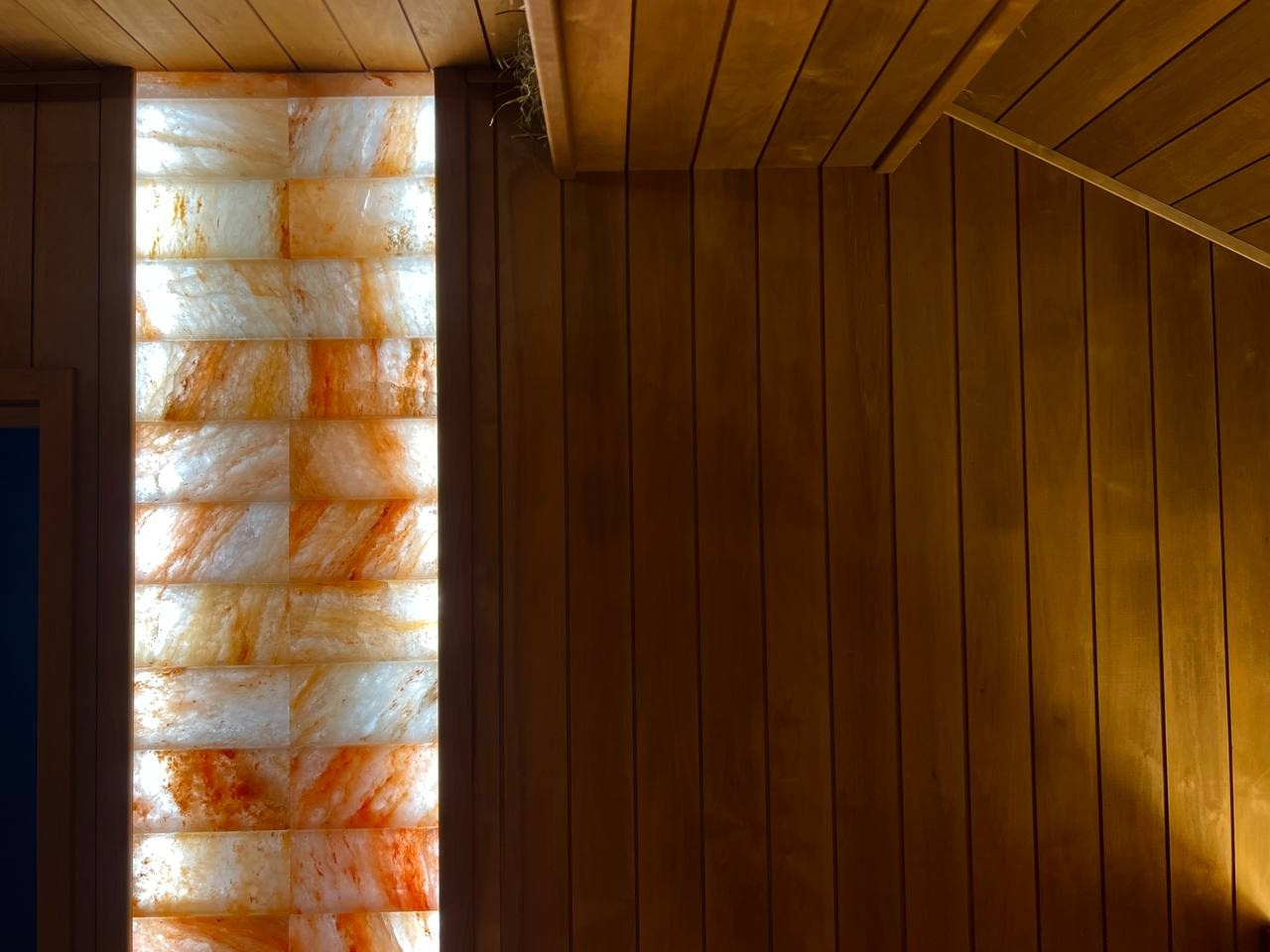 Атмосферная парная в Садах Времени с большим панно из гиммалайской соли, сеном с горных лугов Крыма и теплой линейной подсветкой. SaunaTopMasters