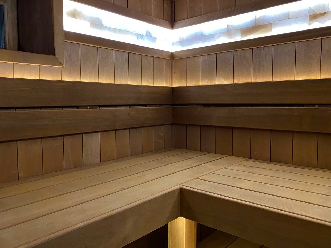 Сауна в Коростово из термоольхи с белоснежными линиями гималайской соли. Ширина доски в 135 мм придает небольшому помещению массивность. SaunaTopMasters