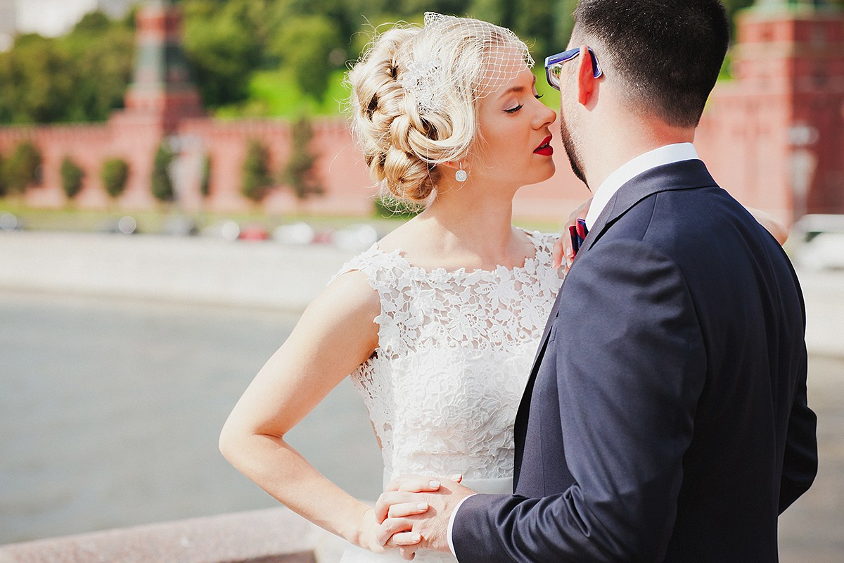 Москва. Свадебная романтическая прогулка Лены и Эндрю. Фотограф крещение венчание в Петербурге! Помогает подобрать храм и посоветовал душевного батюшку в СПб