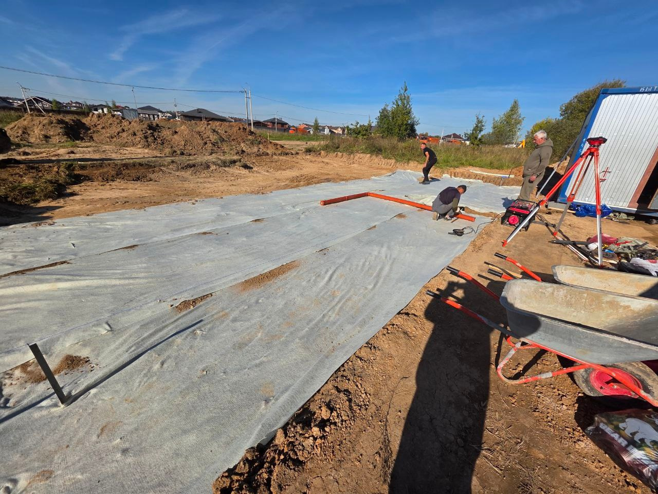 Укладка геотектиля под фундамент