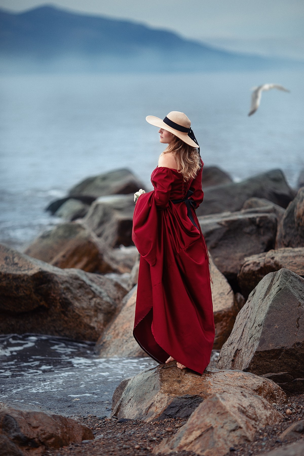 Платья из плотных тканей, тяжелые. Фотограф Алёна Яковлева