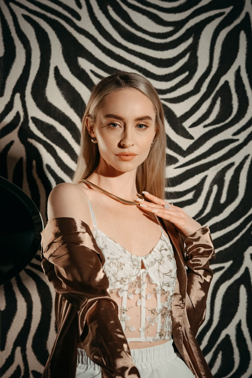 Портрет девушки с постоянным светом 